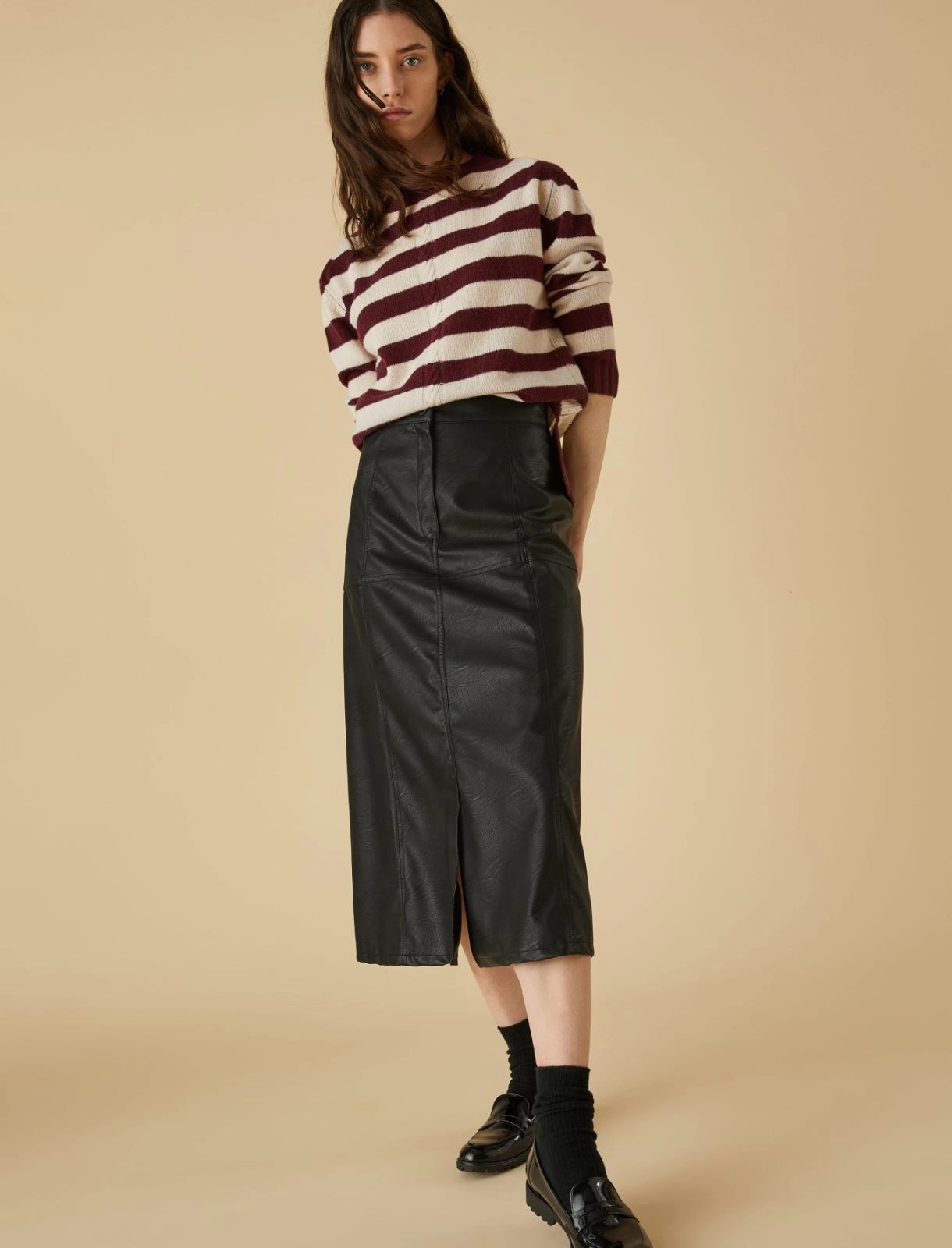 Slit-detail skirt