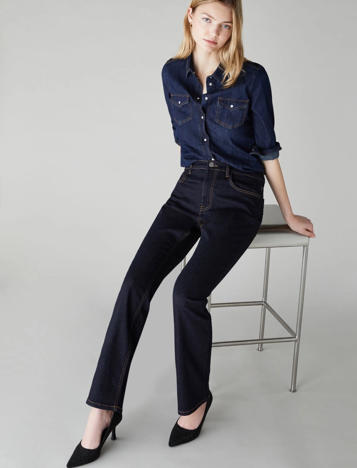 Slim-fit flared jeans