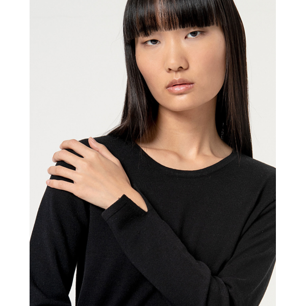 Plain round neck knitted sweater