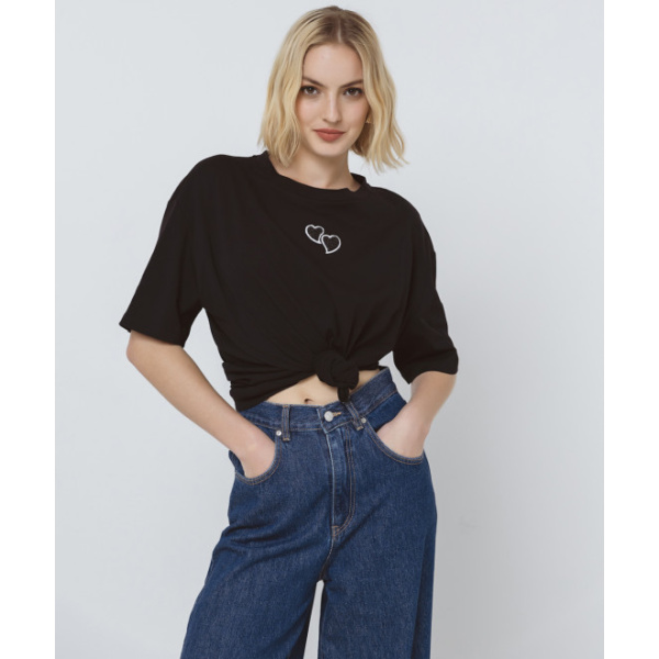 T-shirt με τύπωμα και κέντημα καρδιά